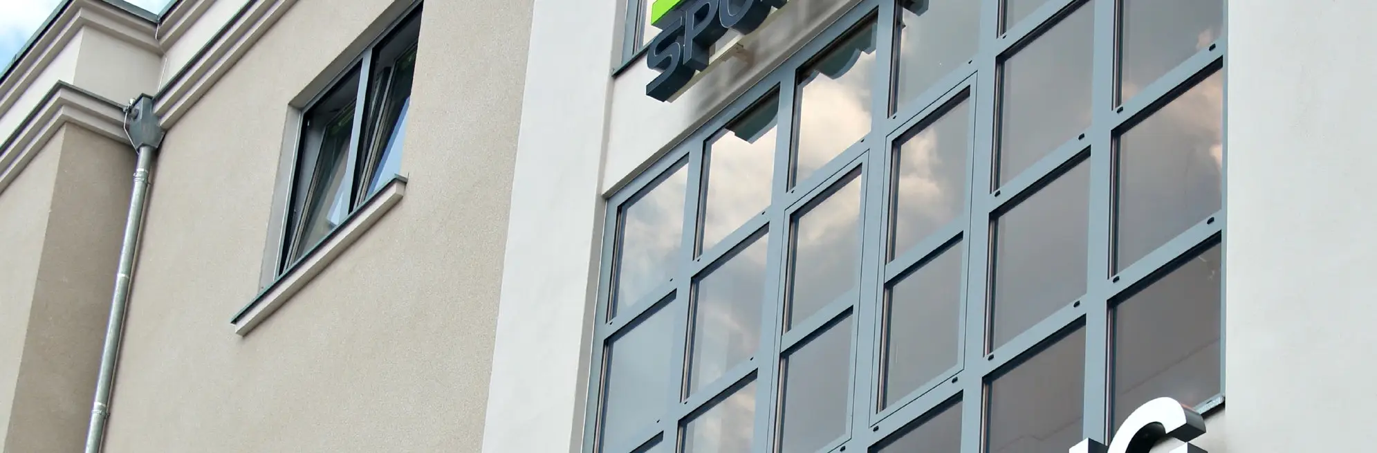 Streifenfrei gereinigte Glasfassade eines Gebäudes in Leipzig